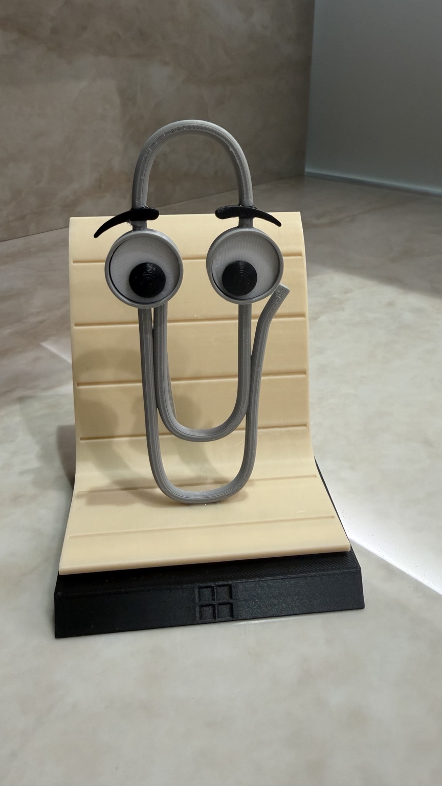 Clippy retrò da scrivania visto frontalmente