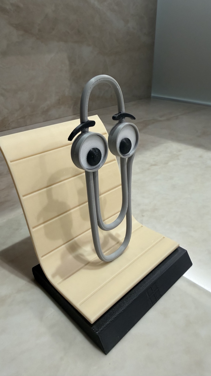 Clippy retrò da scrivania visto di tre quarti