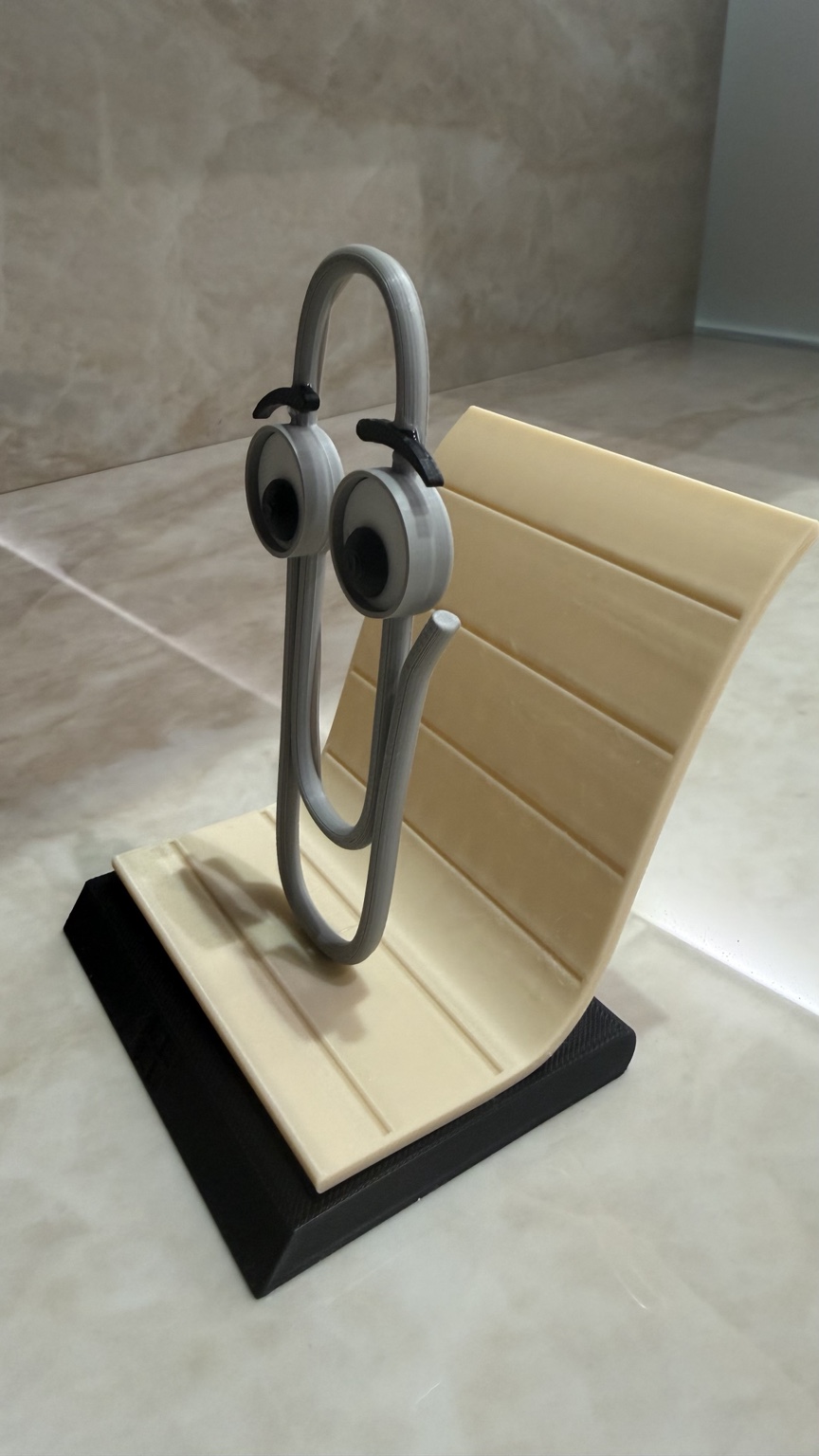 Clippy retrò da scrivania visto lateralmente