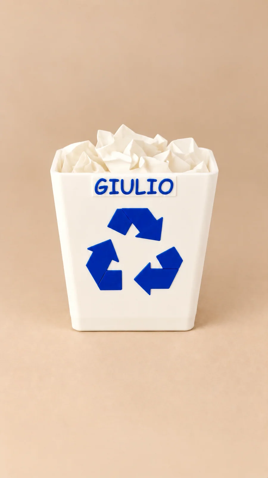Cestino bianco in stile Windows con nome GIULIO, simbolo del riciclo blu e carta bianca accartocciata, su sfondo beige