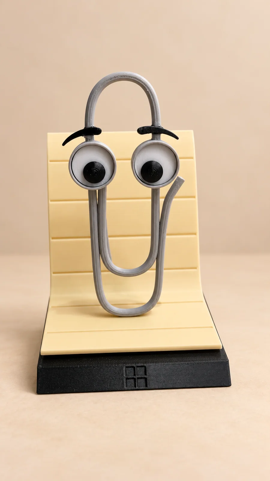 Clippy retrò con occhi mobili su un supporto da scrivania