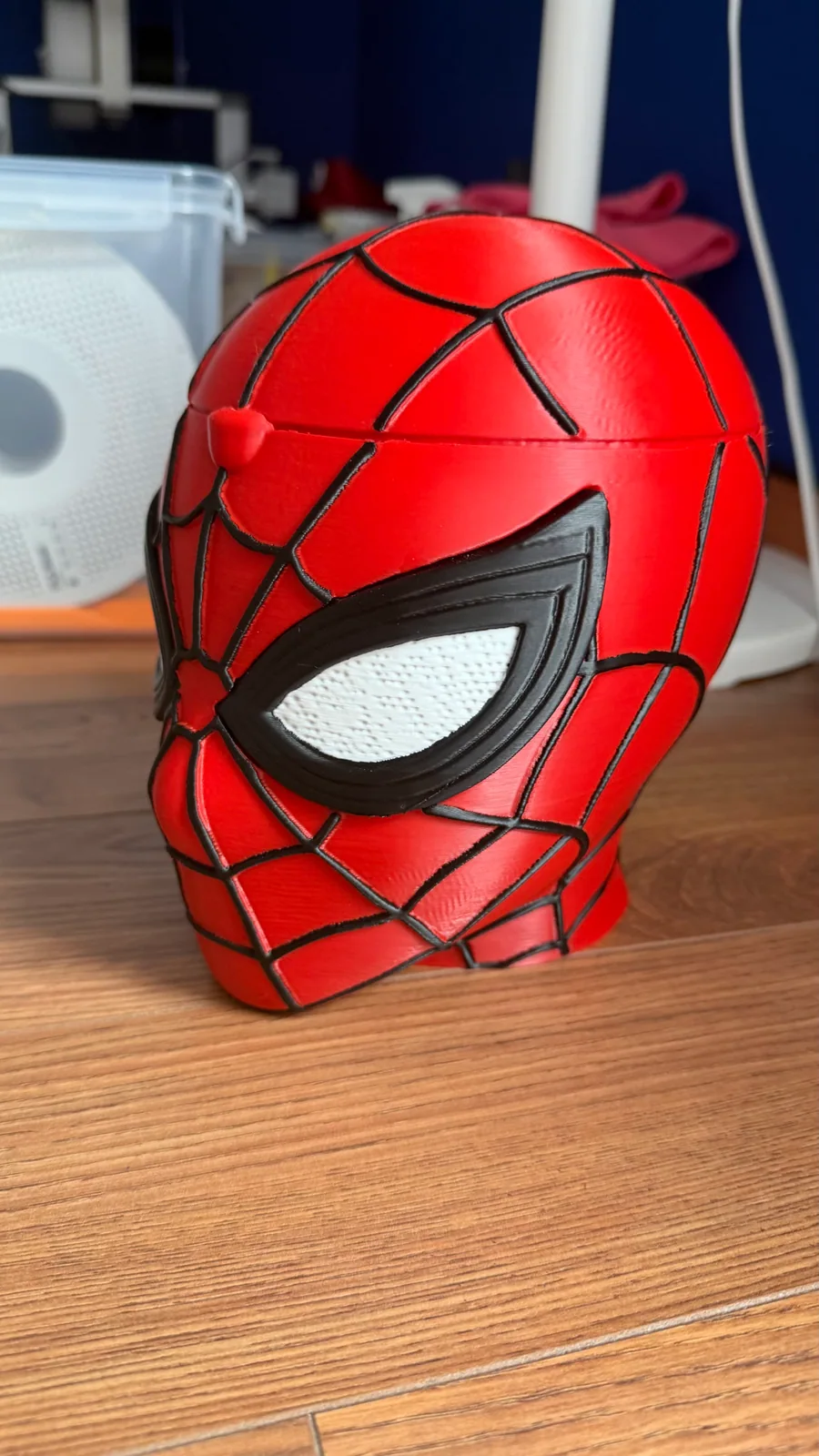 Spider-Man Bucket visto di lato, con dettagli della ragnatela e dell’occhio