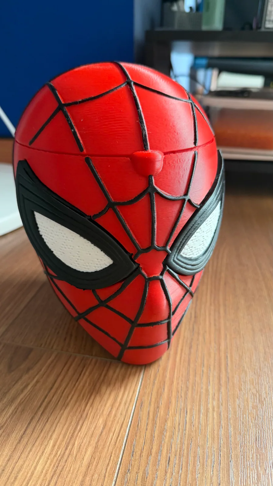 Spider-Man Bucket visto frontalmente, con la linea di apertura sulla parte superiore della testa