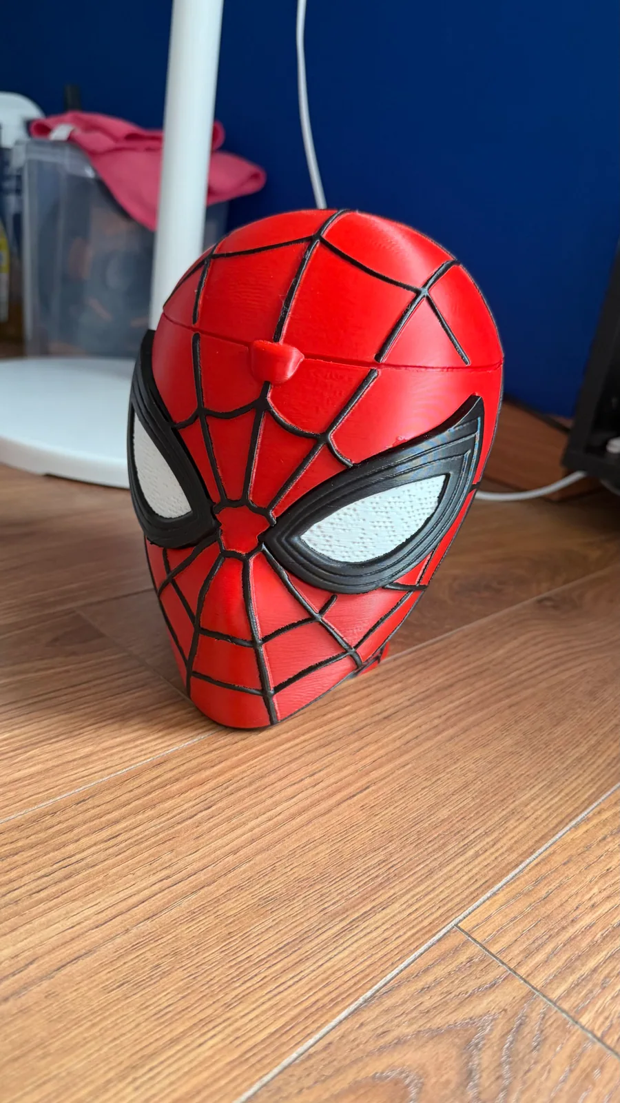 Contenitore a forma di testa di Spider-Man, rosso con ragnatela nera e occhi bianchi