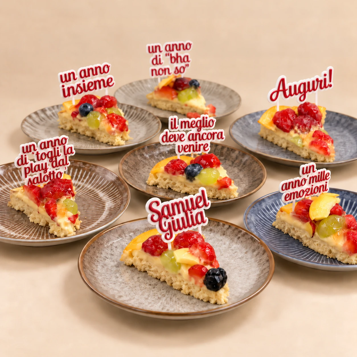 Topper personalizzati rossi e bianchi su dolci alla frutta, su sfondo beige neutro