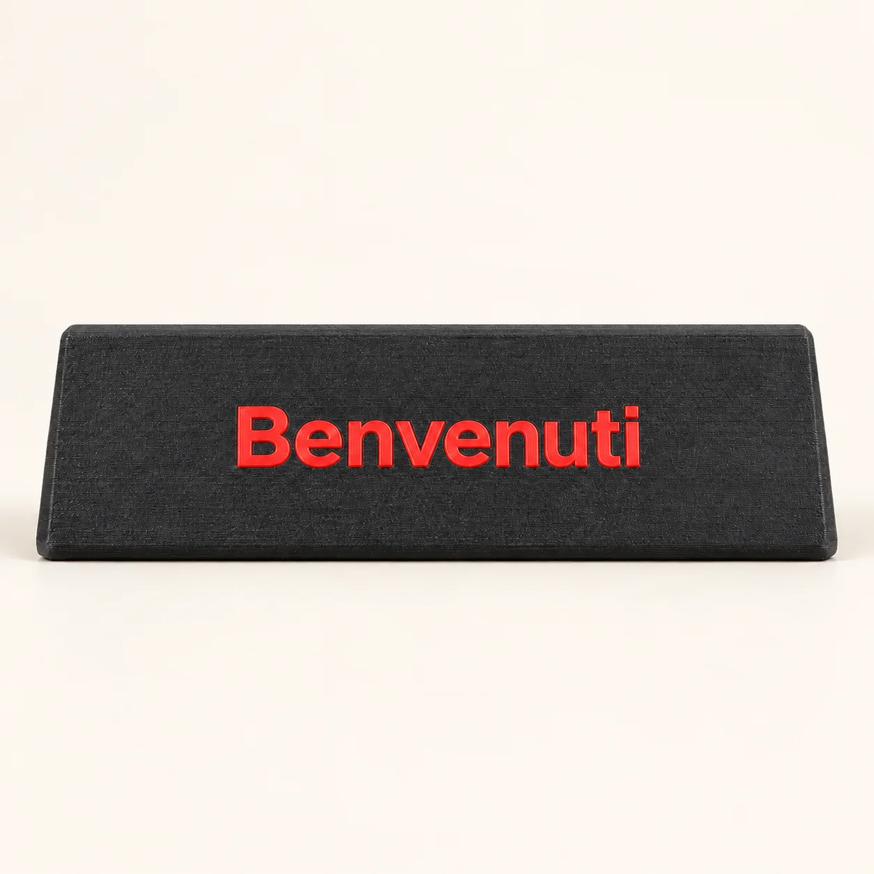 Cartello nero personalizzabile con scritta rossa Benvenuti, su sfondo beige neutro