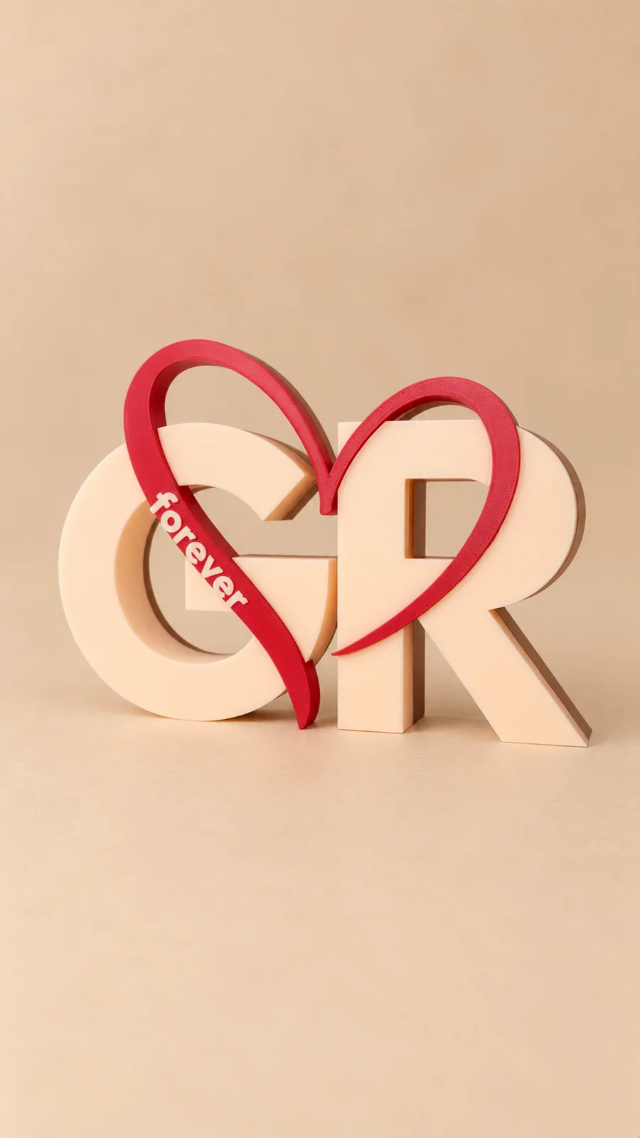 Iniziali G e R da appoggio con cuore rosso e scritta forever, su sfondo beige