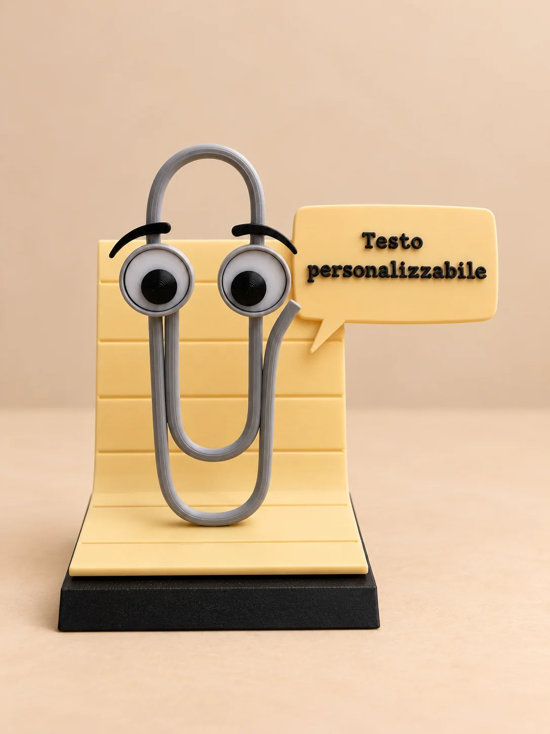 Clippy con vignetta gialla e scritta Testo personalizzabile, su sfondo beige neutro