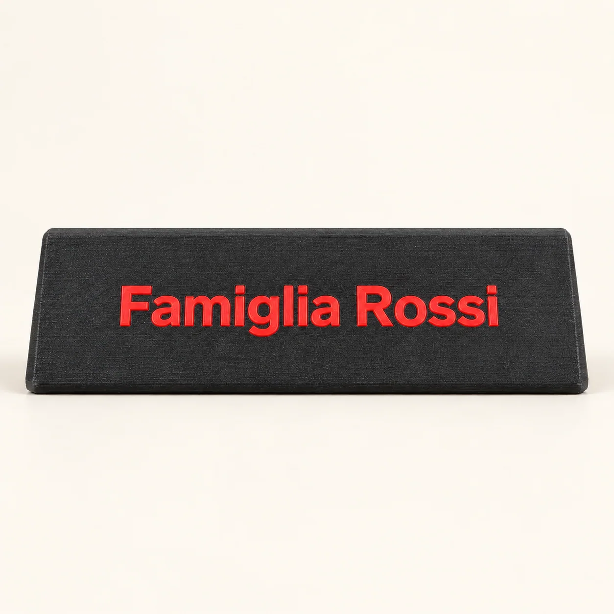 Cartello nero personalizzabile con scritta rossa Famiglia Rossi, su sfondo beige neutro