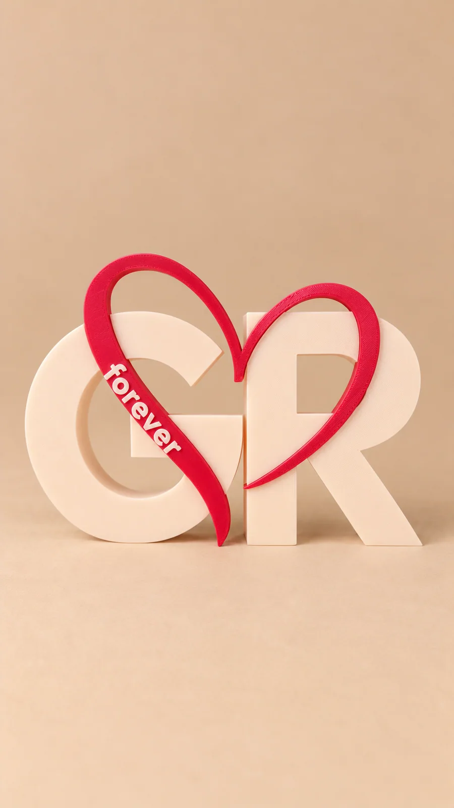 Vista frontale delle iniziali G e R con cuore rosso e scritta forever, su sfondo beige