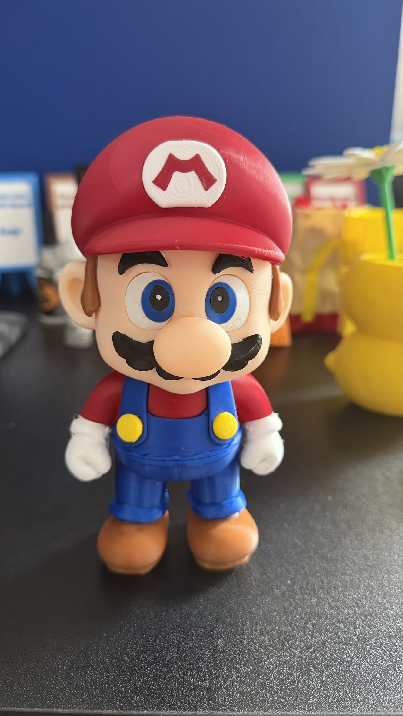 Statuina Super Mario in stile Funko vista frontalmente
