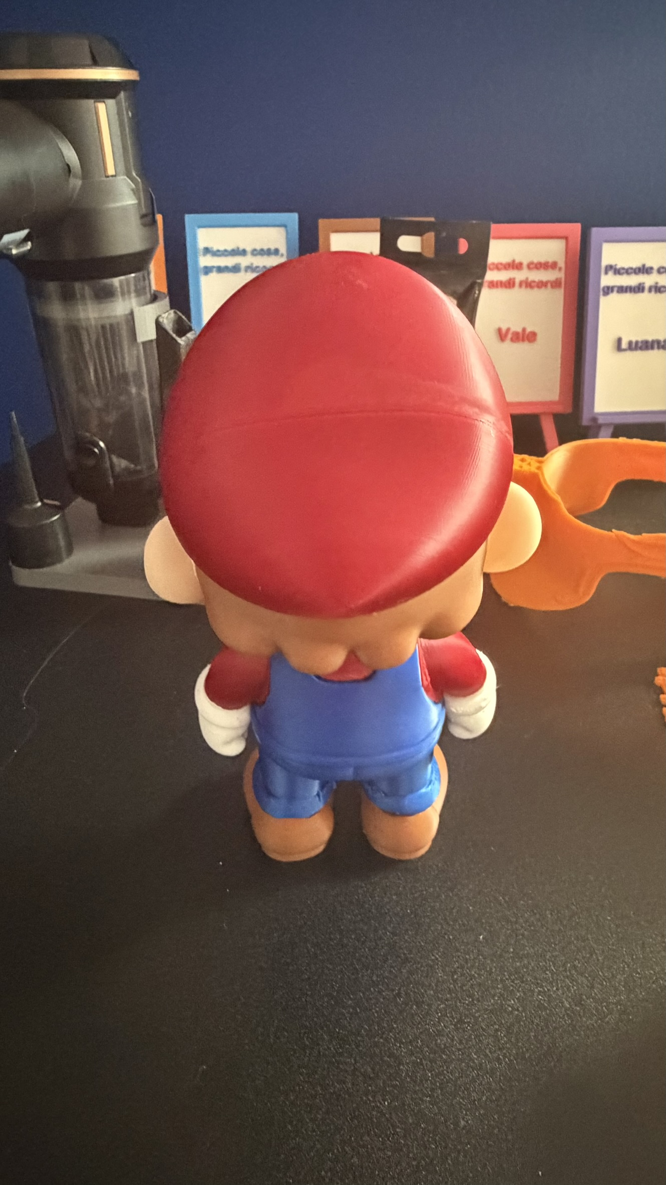 Statuina Super Mario in stile Funko vista posteriormente